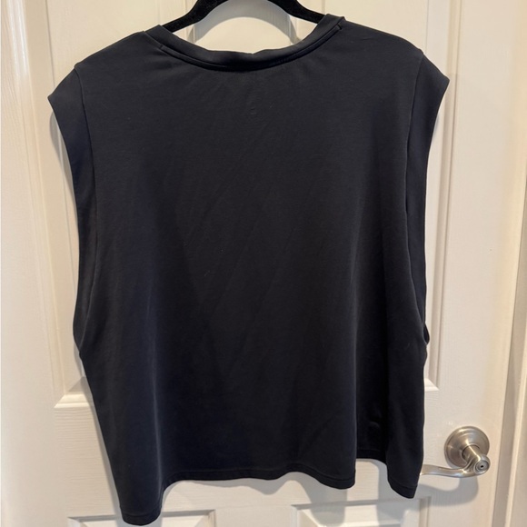 On Running Black Sleeveless Athletic Focus Crop Top Size XL - Picture 8 of 9